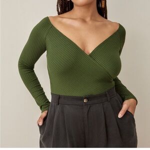 Reformation knit sweater V neck in Fern Green size Medium